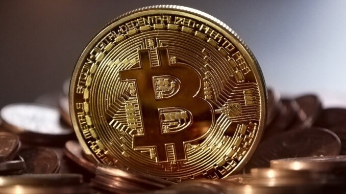 Monedă cu simbolul Bitcoin. FOTO MichaelWuensch