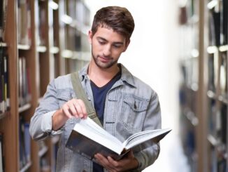 Student la bibliotecă. FOTO geralt