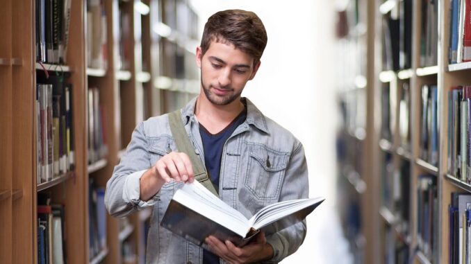 Student la bibliotecă. FOTO geralt