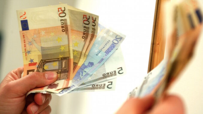Bani pentru investiții. FOTO Arhiva BizPLUS