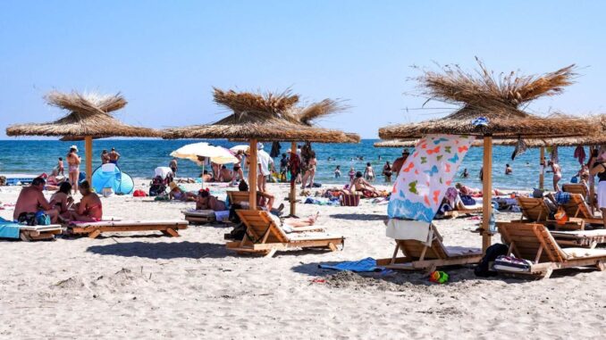 sezlonguri, plaja, mamaia, turisti,