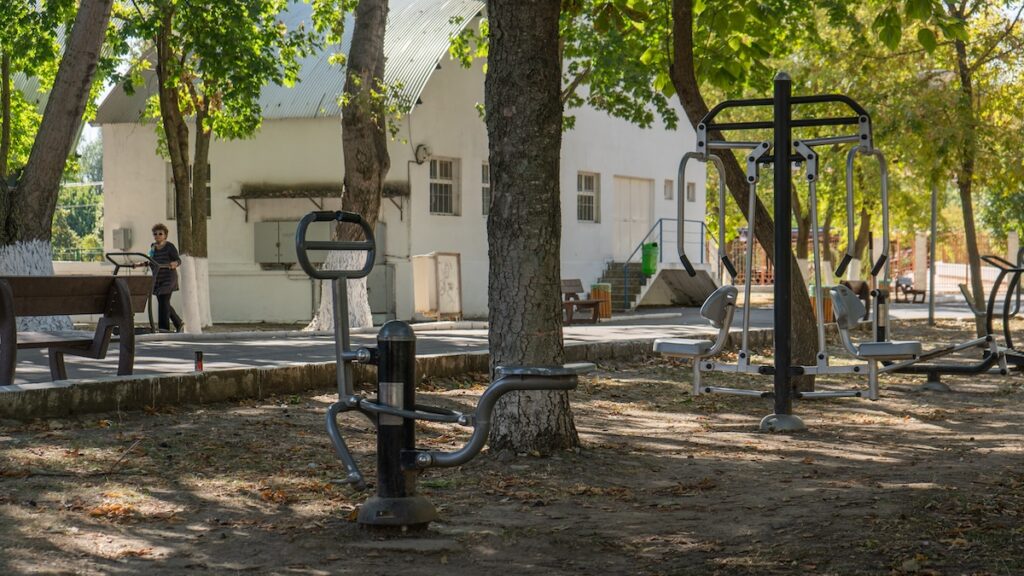 Aparate de fitness, în parcul din Călărași. FOTO Paul Alexe / BizPLUS